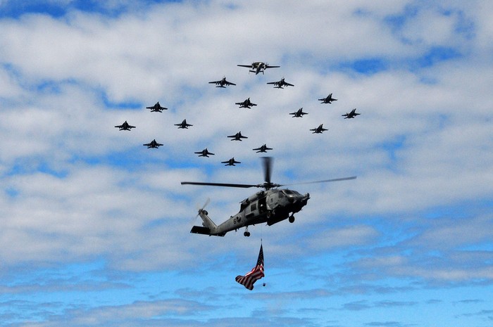 16 chiếc tiêm kích chiến đấu, trinh sát, tác chiến điện tử, trực thăng săn ngầm thuộc biên chế của tàu sân bay USS Ronald Reagan (CVN 76) đang bay kéo cờ biểu diễn trên không trung (ảnh chụp ngày 5/9/2011).